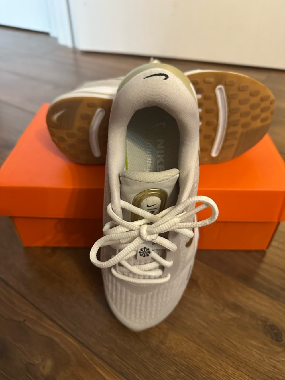 Nike ComfiRide  Women White Sneaker with Gold Accent and Gum Outsole SZ6